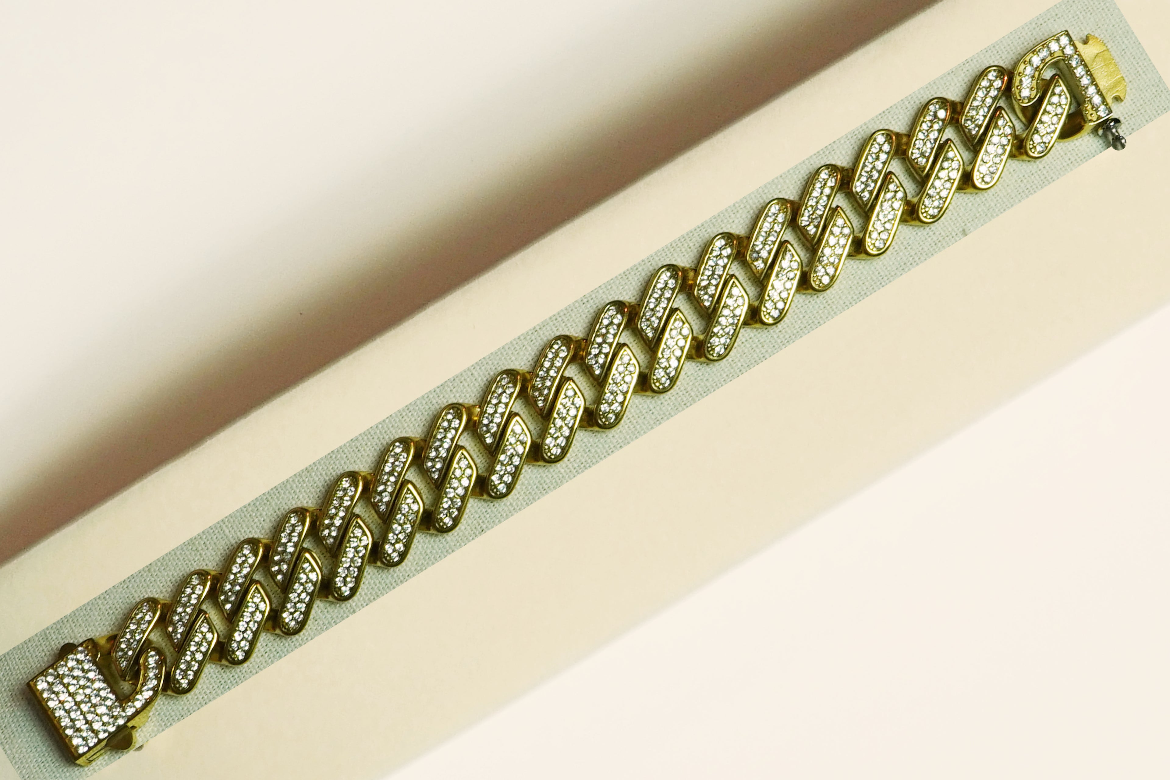 Stainless steel large blinked golden bracelet